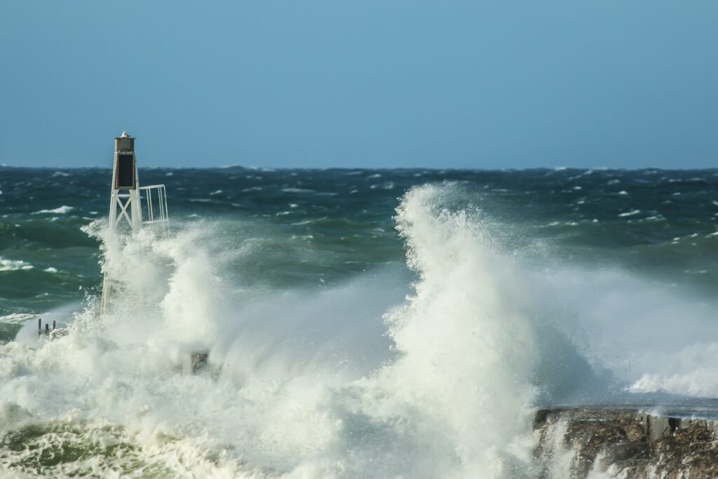 Hanstholm mole skylles over af bølger ved havnen. Windsurfing surf spot. Cold Hawaii.