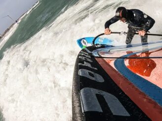 Windsurfer - Anders Erland Rasmussen, bølgeridning. Surfspot: Hanstholm Cold Hawaii.