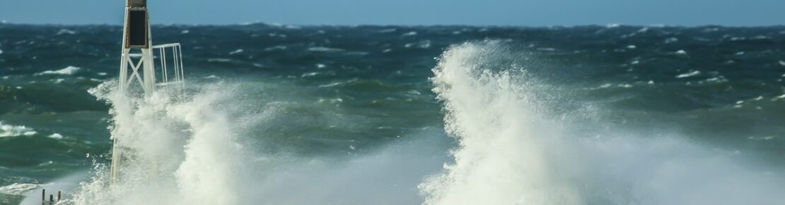 Hanstholm mole skylles over af bølger ved havnen. Windsurfing surf spot. Cold Hawaii.