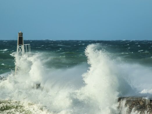 Hanstholm mole skylles over af bølger ved havnen. Windsurfing surf spot. Cold Hawaii.